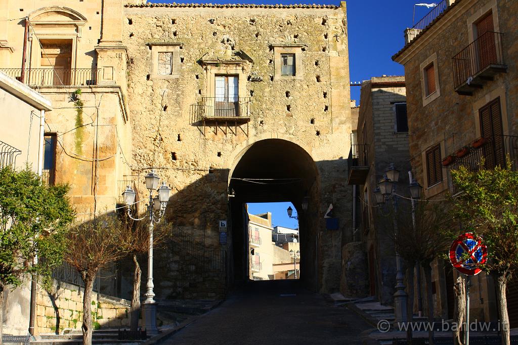 Centro_Sicilia_120.JPG - Agira - L'arco sulla salita di Santa Margherita