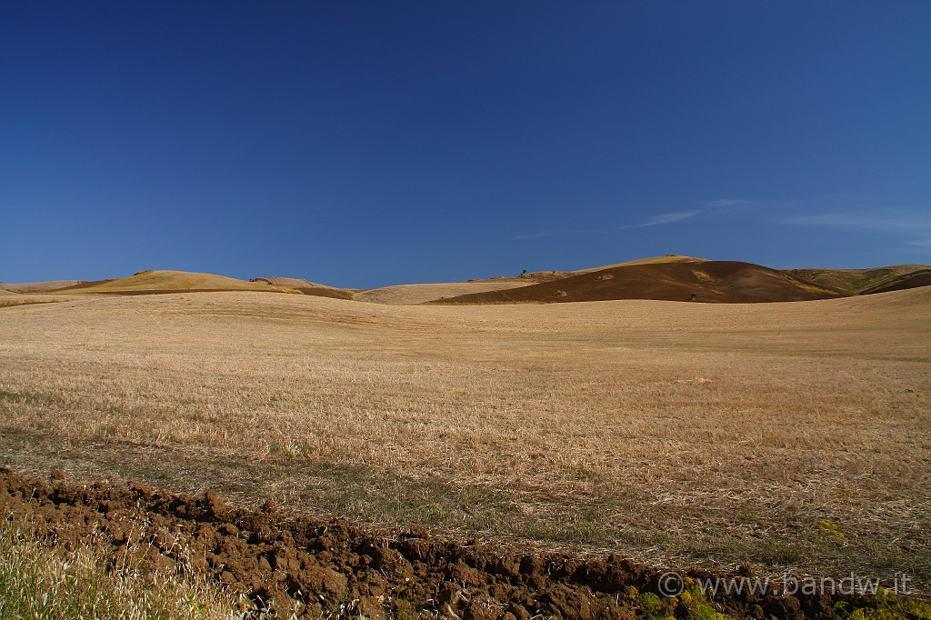 Centro_Sicilia_002.JPG - Paesaggi aridi della piana di Catania sulla SP20