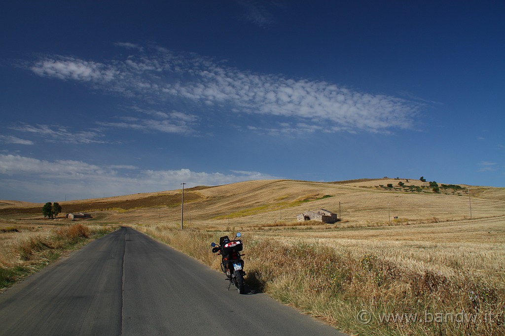 Centro_Sicilia_004.JPG - La mia compagna di avventure posa per me sulla SP20