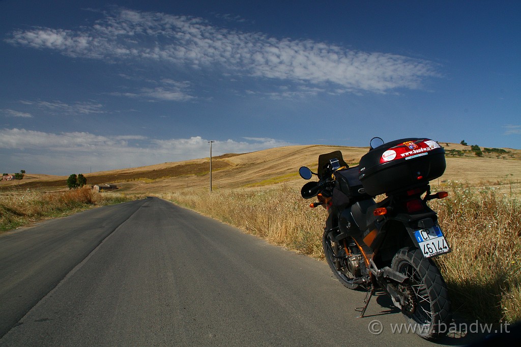 Centro_Sicilia_006.JPG - Ancora moto e paesaggio