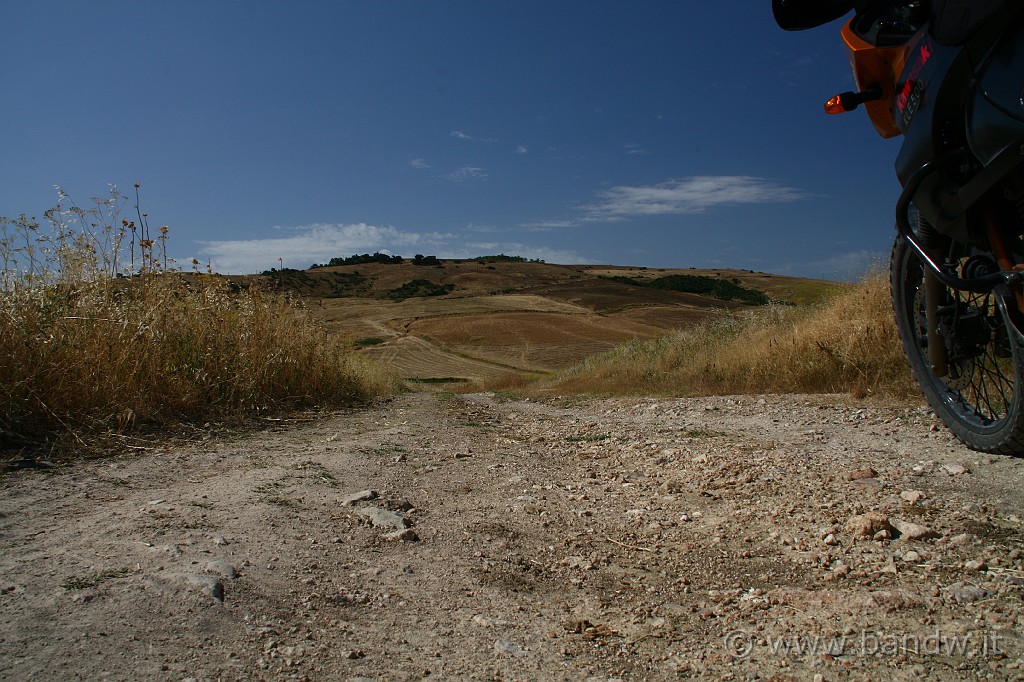 Centro_Sicilia_012.JPG - In effetti vi è poco "sconnesso" e con la mia moto non ho problemi