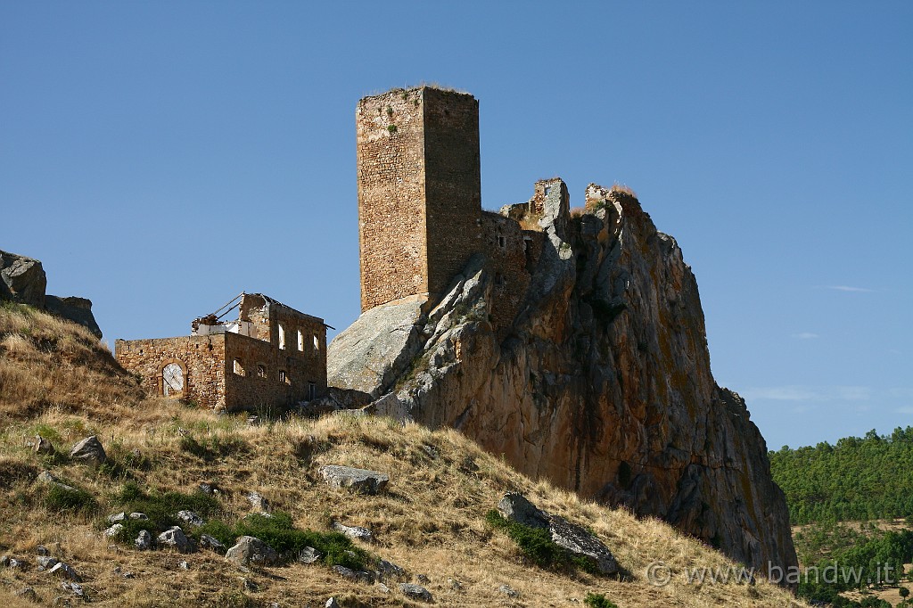 Centro_Sicilia_015.JPG - Il Castello di Pietratagliata o "Li gresti" in verità tanto Castello non sembra