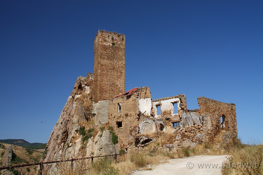 Centro_Sicilia_017.JPG - Scollino la cresta rocciosa e posteggio la moto per fare qualche foto