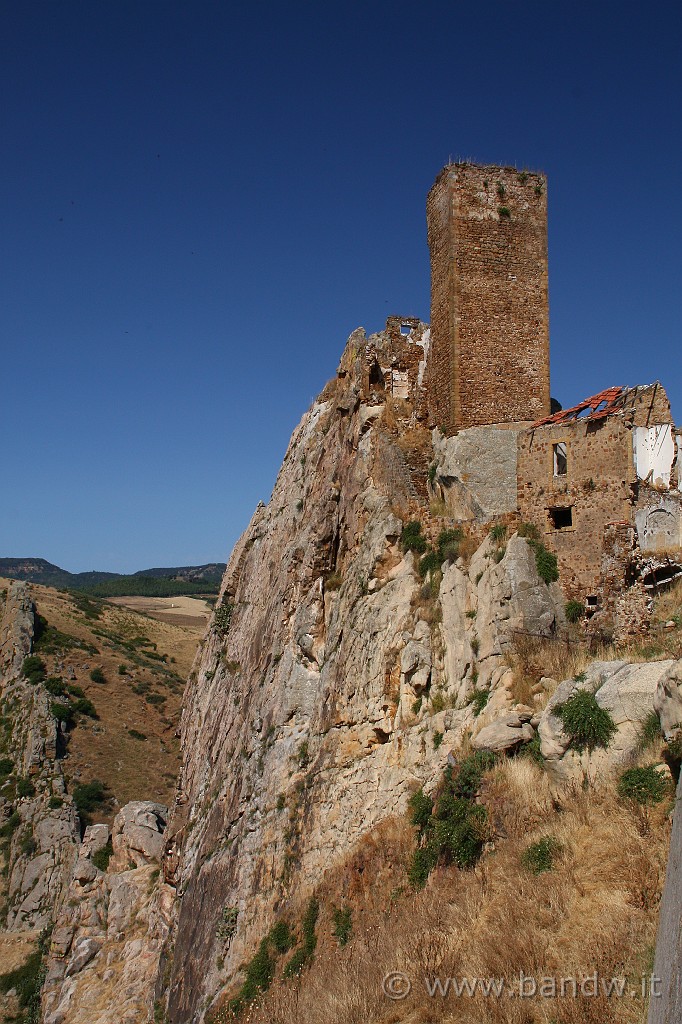 Centro_Sicilia_022.JPG - Il costone roccioso su cui si erge il Castello