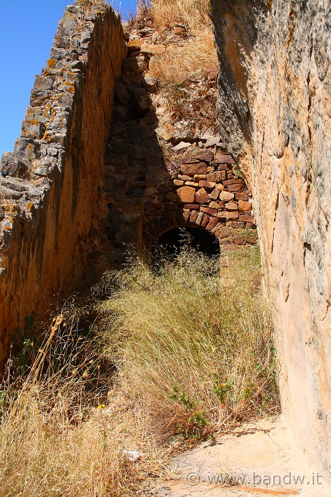 Centro_Sicilia_024.JPG - Cerco di farmi strada per visitarlo internamente......