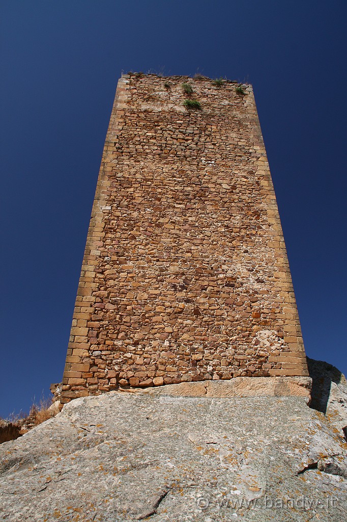 Centro_Sicilia_028.JPG - L'unica cosa che ha a che fare con un castello è questa enorme torre