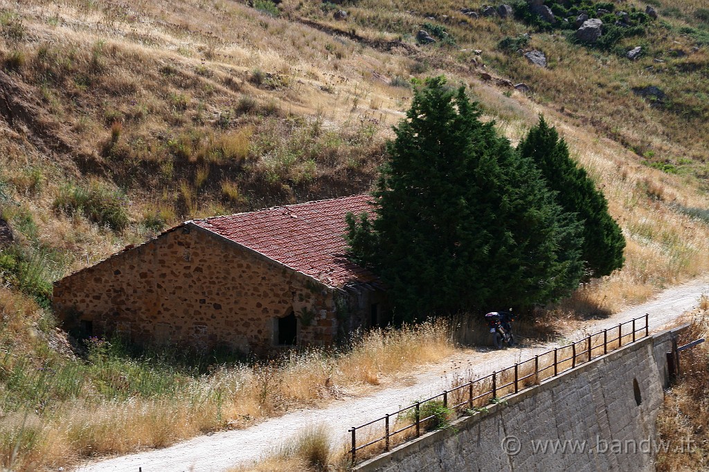 Centro_Sicilia_029.JPG - La moto mi apsetta all'ombra sulla via del ritorno