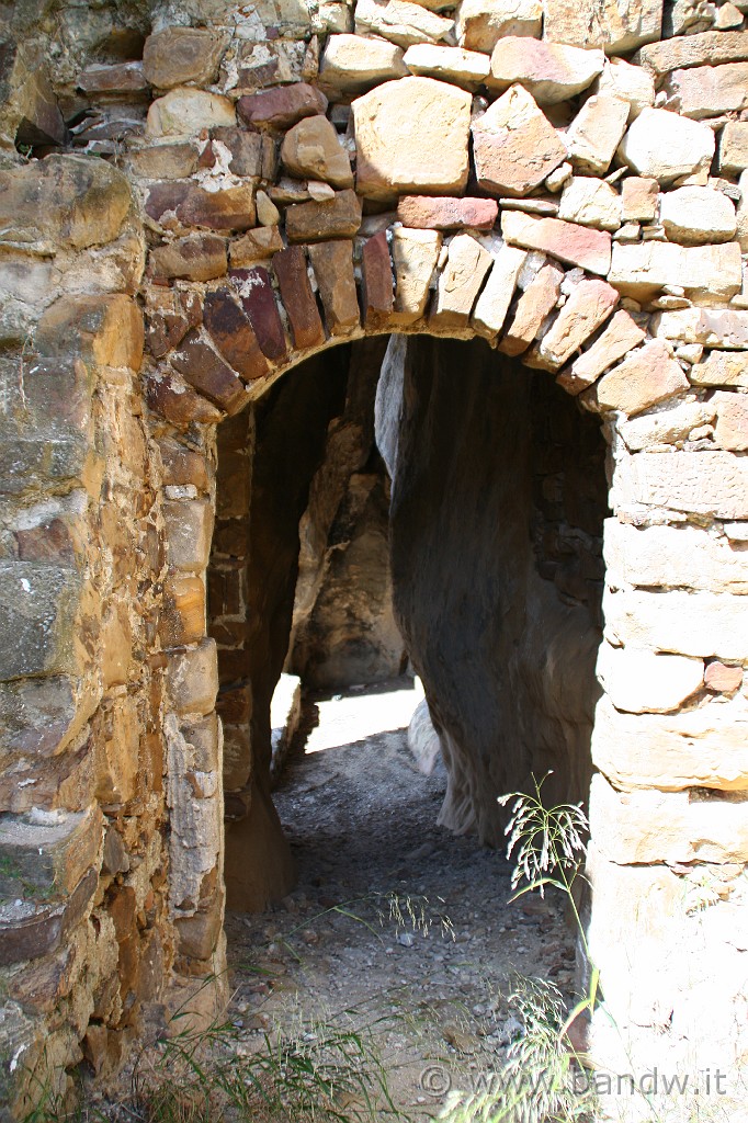 Centro_Sicilia_030.JPG - Il portone di accesso all'insenatura