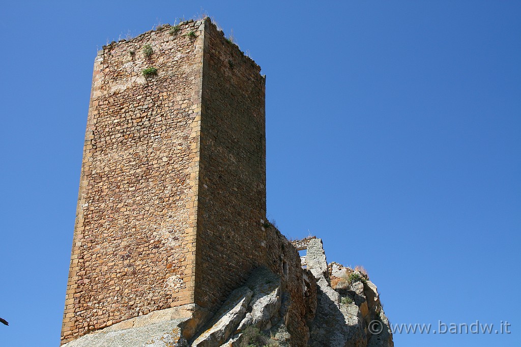 Centro_Sicilia_041.JPG - L'unica cosa che ha a che fare con un castello è questa enorme torre