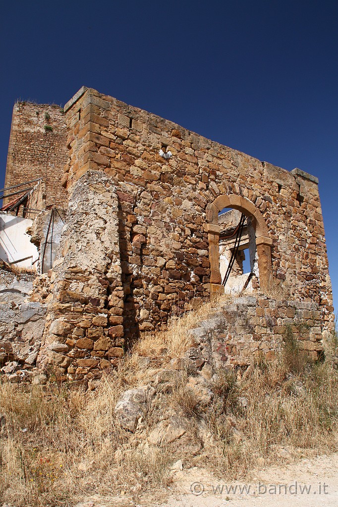 Centro_Sicilia_047.JPG - Un vecchio rudere antistante il Castello