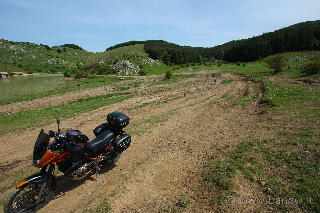 Dimensione_Natura_2_037.JPG - Qui ho appena lasciato il tratto più brutto della giornata, i solchi dietro la moto mi hanno  "segnato" (oltre il paracoppa della moto), per oggi il pericolo è passato.......... meno male!!!!