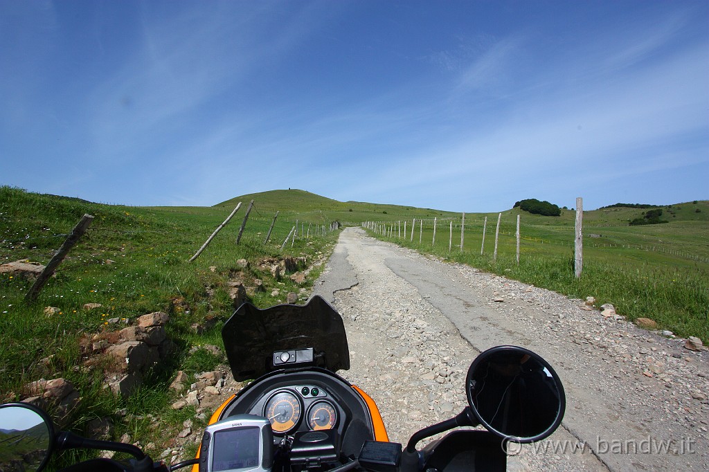 Dimensione_Natura_2_015.JPG - L'ultimo tratto di strada "asfaltata", ora lascio questa per imboccare la vera dorsale dei Nebrodi