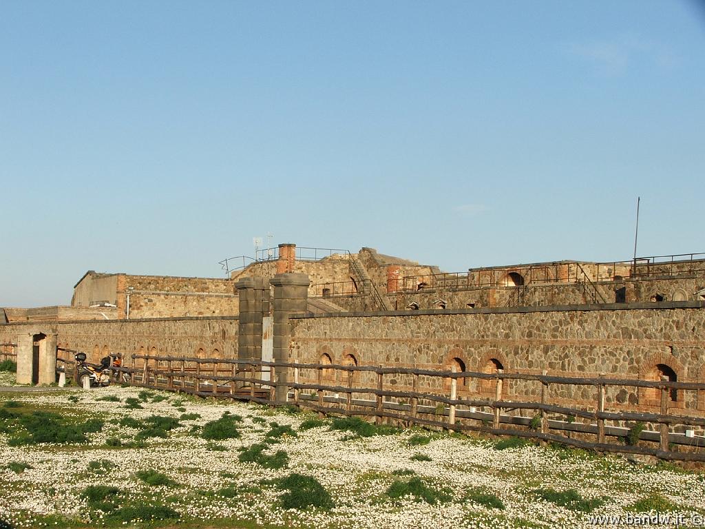 Fortecavalli-104.JPG - Forte Cavalli si trova a due passi dal paese di Larderia ed offre il panorama di tutta la città fino al pilone di Torre Faro. Originariamente denominato Batteria Monte Gallo e intitolato successivamente al generale piemontese Giovanni Cavalli, è una delle 22 batterie facenti parte del Sistema Difensivo dello Stretto di Messina, realizzato dallo Stato Maggiore dell’Esercito tra il 1884 e il 1914, con lo scopo di difendere una parte del territorio meridionale da paventati sbarchi francesi, impegnati in quel periodo, in una politica espansionistica coloniale verso la Tunisia. Oggi Forte Cavalli è sede di diverse attività culturali e ricreative ed è visitabile.