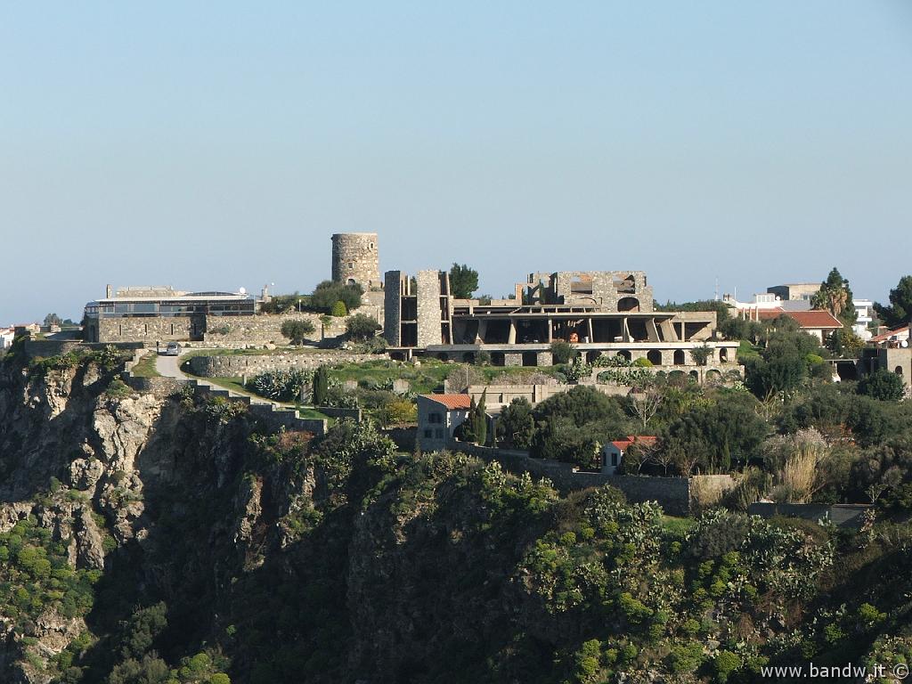 Milazzo-108.JPG - Costruzioni adiacenti vicino vecchia torre normanna