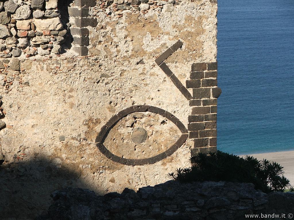 Milazzo-115.JPG - Simbolo arabo di scarabeo magico di funzione propiziatoria per incutere paura a chi venisse dal mare