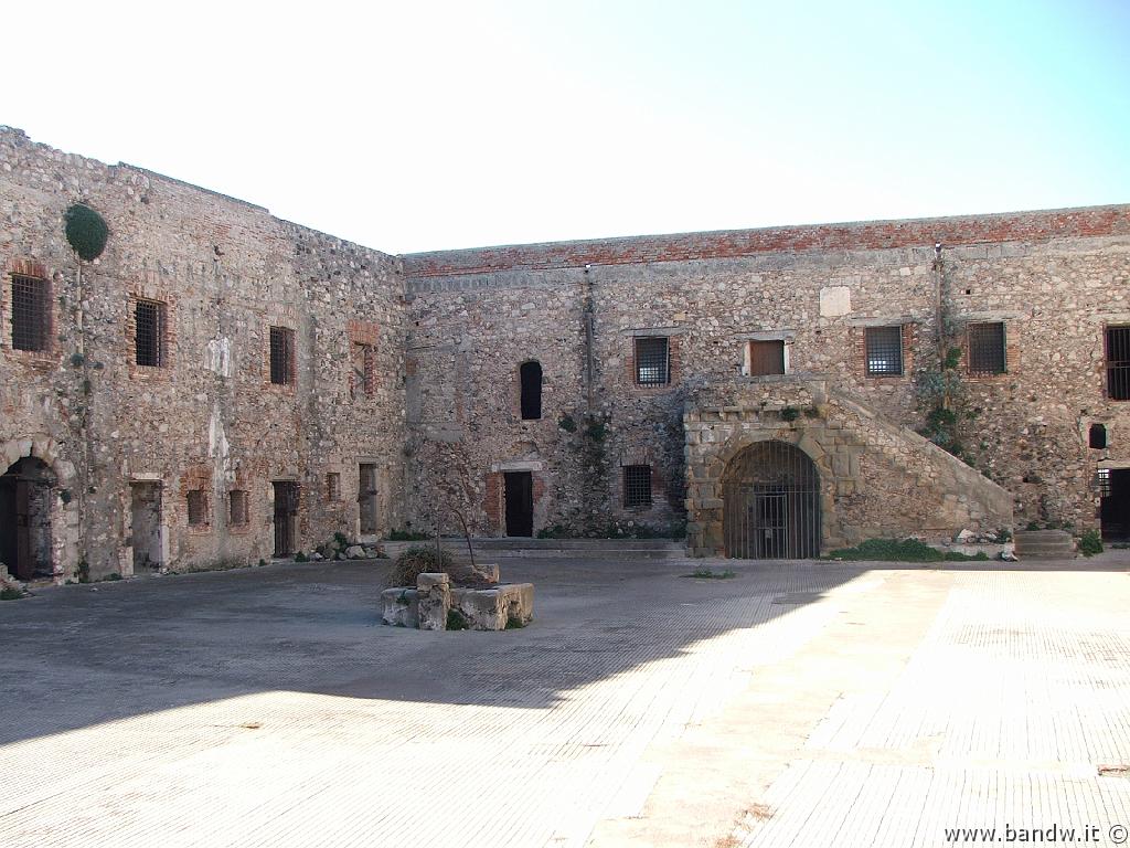 Milazzo-117.JPG - Altra veduta del cortile interno con la cisterna nel centro del piazzale