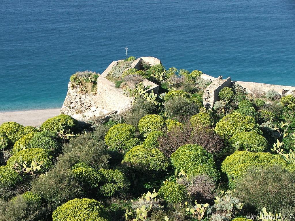 Milazzo-123.JPG - Grotta di Polifemo ubicata sul costone della Rocca su cui sorge il Castello. La leggenda racconta che Polifemo governava gli armenti del Dio Sole, in questa terra (chiamata Chersoneso d’Oro) cantata dai greci per la bellezza, il clima e la fertilità, quando Ulisse, uomo dal multiforme ingegno, vi approdò dopo un naufragio.