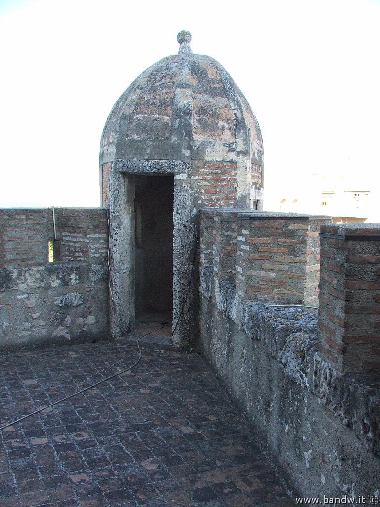 Stadafora-101.JPG - Torrioni bastionati agli angoli del Castello di Spadafora