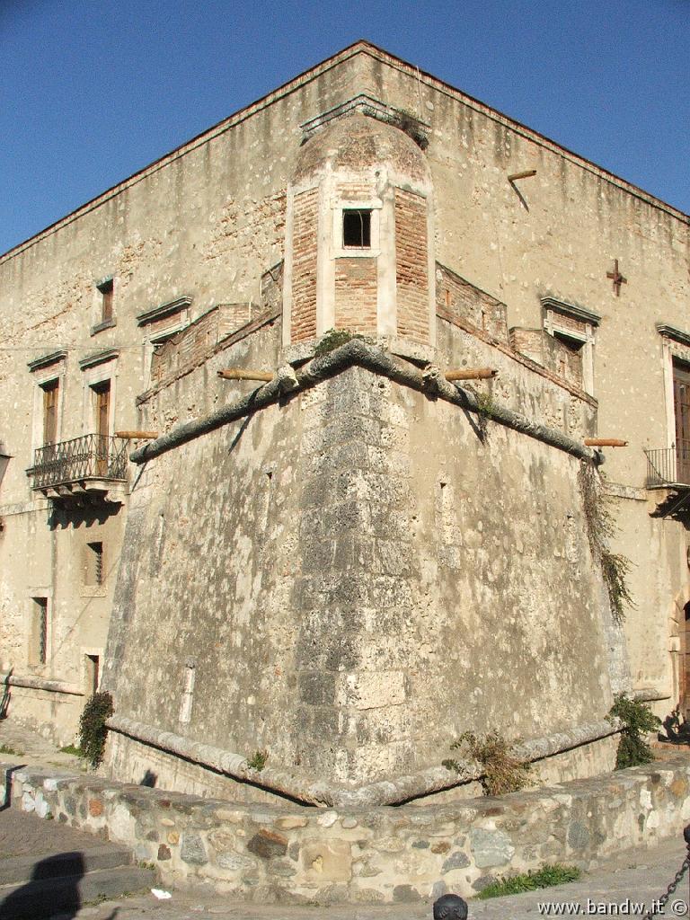 Stadafora-104.JPG - Torrioni bastionati agli angoli del Castello di Spadafora (vista esterna)