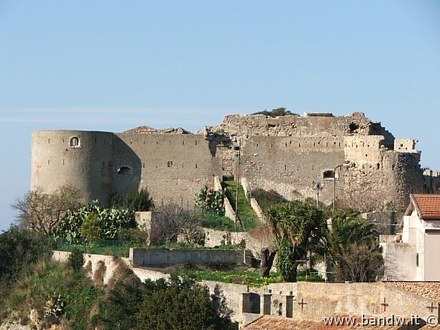 Venetico-100.JPG - Castello di VENETICO (ormai abbandonato ed in disuso, che peccato!!!!) risalente al XV secolo, per opera della famiglia degli Spatafora, principi di Maletto