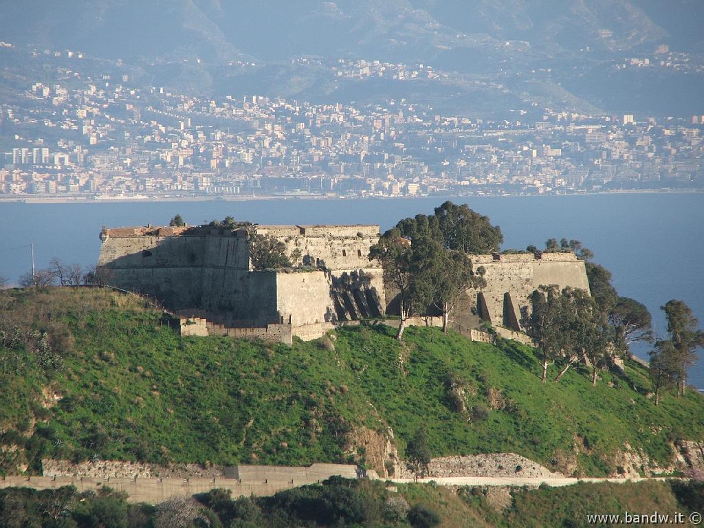 Fortecavalli-100.JPG - Forte Gonzaga a Messina. È una delle fortificazioni di pregio della città, progettato dal Ferramolino nel '1540, nell'ambito del progetto di costruzione di nuove possenti mura e fortificazioni per la città di Messina, voluto da Carlo V, che resero la piazzaforte la più munita del bacino del Mediterraneo.Purtroppo ancora oggi, nonostante le pregevoli caratteristiche, risulta non fruibile al pubblico