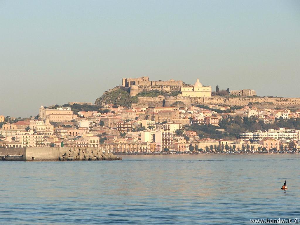 Milazzo-101.JPG - Il Castello di Milazzo visto dall'omonimo golfo