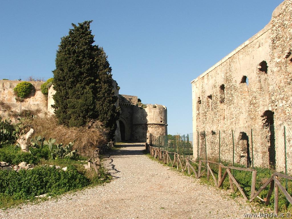 Milazzo-103.JPG - Torri Aragonesi che nascondono l'accesso alla porta principale d'accesso