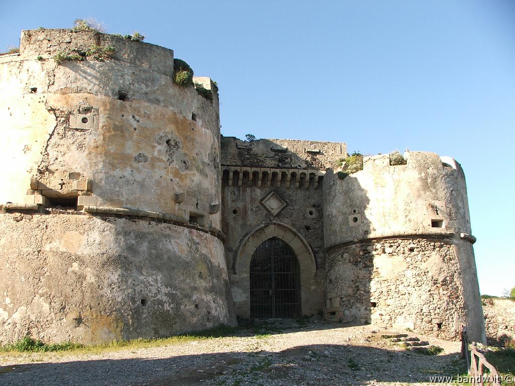 Milazzo-104.JPG - Torri Aragonesi che nascondono l'accesso alla porta principale d'accesso, da notare la differenza di dimensioni appositamente studiata per nascondere l'ingresso dalla vista del mare