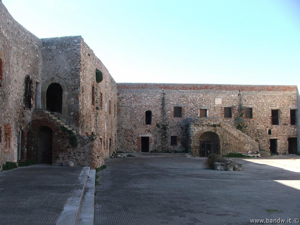 Milazzo-116.JPG - Cortile interno del mastio con costruzioni adibite a carcere dal 1860 al 1959