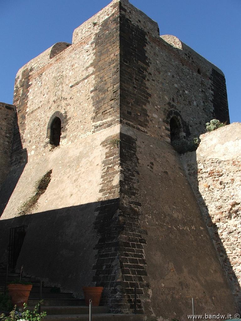 Milazzo-119.JPG - Torre Saracena o del Mastro usata nei tempi delle ultime guerre mondiali anche come prigione di rigore dove pare sia stato rinchiuso un'ex presidente della Repubblica Italiano quando fù fatto prigioniero