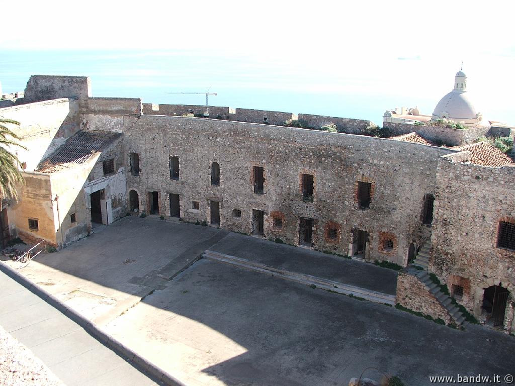 Milazzo-125.JPG - Il cortile del Mastio visto dall'alto