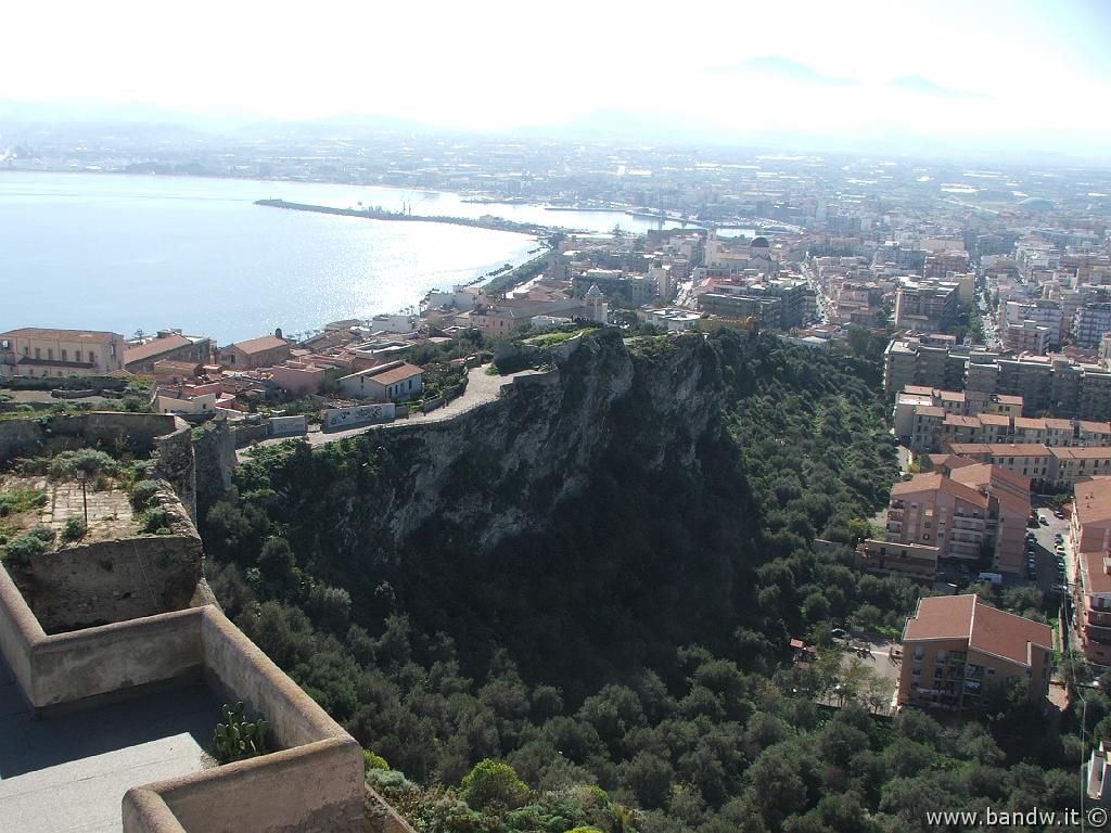 Milazzo-126.JPG - Veduta sulle cinta murarie e sulla cittadina di Milazzo