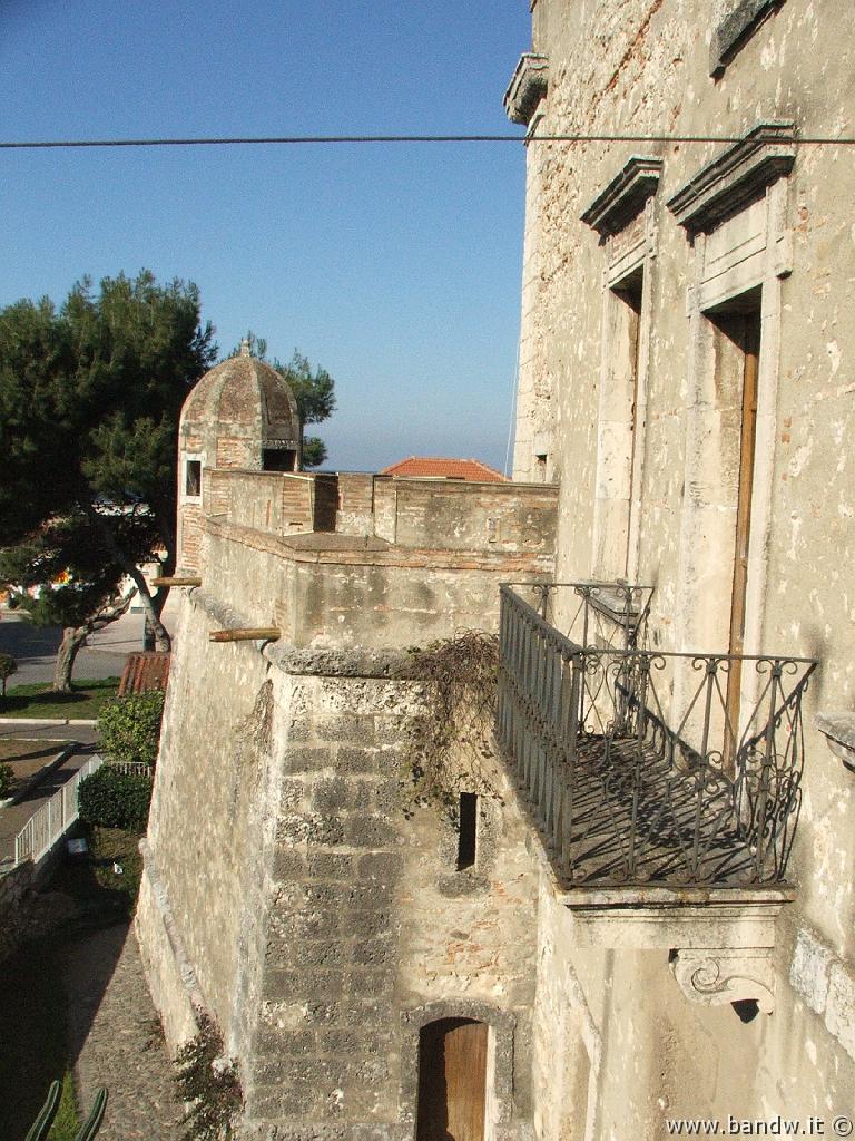 Stadafora-102.JPG - Torrioni bastionati agli angoli del Castello di Spadafora