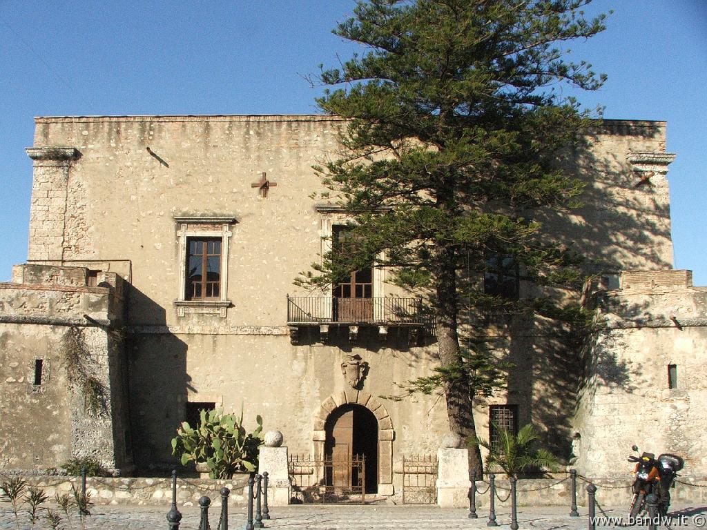 Stadafora-105.JPG - Castello di Spadafora, usato come una torre di avvistamento, avamposto del castello di Venetico. Il castello è stato recentemente restaurato a cura della sovrintendenza per i beni ambientali di Catania e successivamente dalla sovrintendenza di Messina, dopo l'acquisizione da parte della Regione Siciliana.
