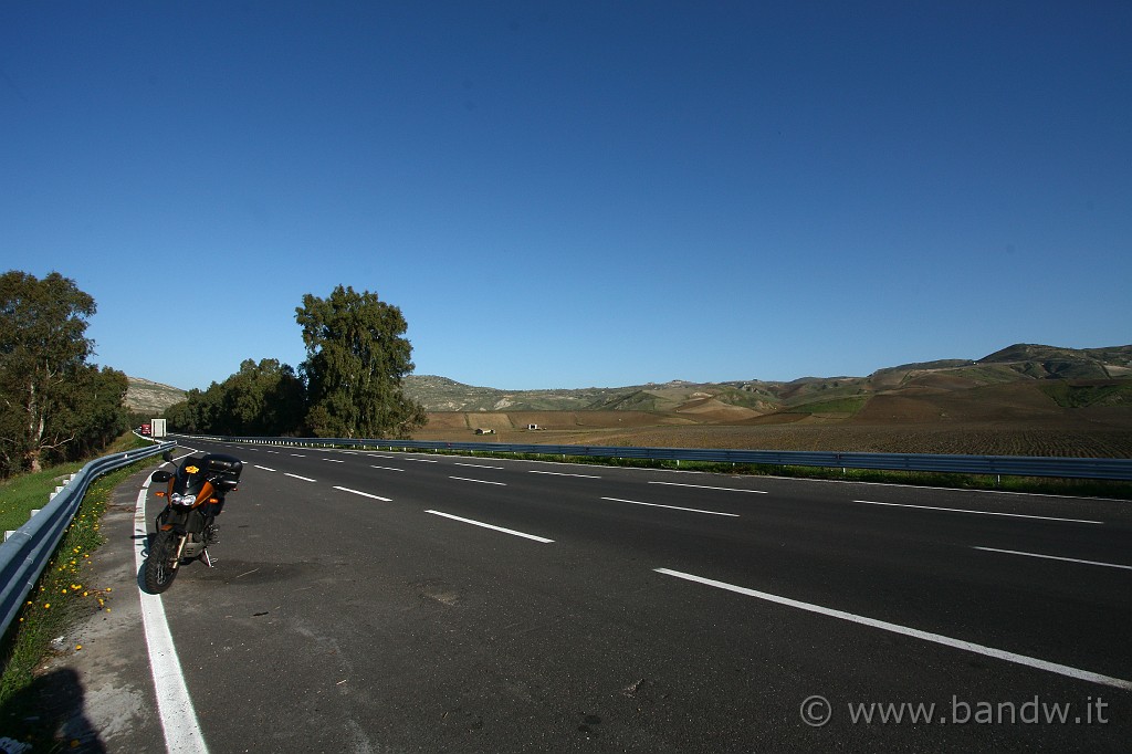 Giro_castelli_terza_parte_001.JPG - Prima sosta lungo la SS 626 la strada che collega Caltanissetta a Gela (non quella sulla Legge 626/94 che regolamenta la sicurezza sui luoghi di lavoro).