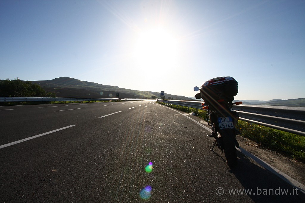 Giro_castelli_terza_parte_002.JPG - Controluce sulla SS 626