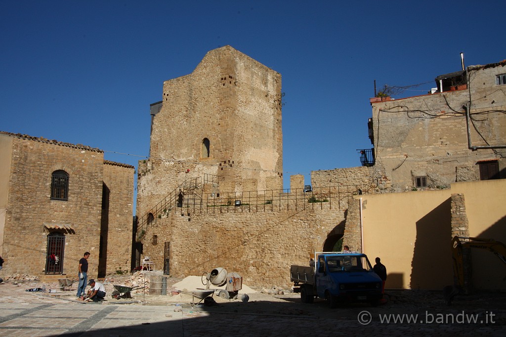 Giro_castelli_terza_parte_012.JPG - ... per ristrutturare la piazzetta antistante il Castello.