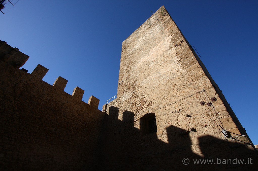 Giro_castelli_terza_parte_014.JPG - ... ed un pezzo del muro di cinta