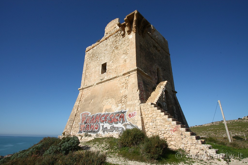 Giro_castelli_terza_parte_018.JPG - La torre di Manfria si erge su una collina sovrastante l'omonima frazione di Gela ...