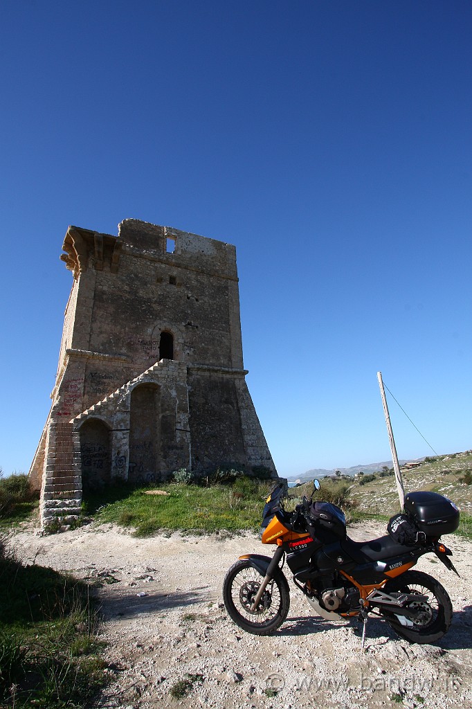 Giro_castelli_terza_parte_024.JPG - La torre sorge a 19 metri sopra il livello del mare e per tutto il medioevo ha avuto essenzialmente la funzione di vigilare sulle possibili insidie che arrivavano dal mare.