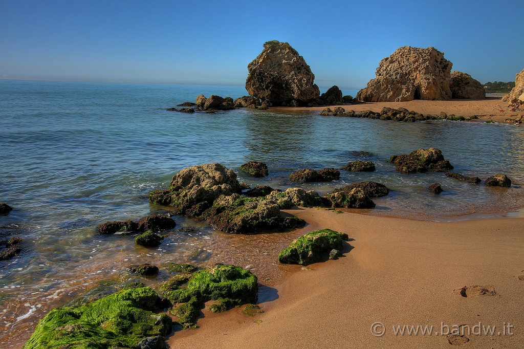 Giro_castelli_terza_parte_052.jpg - La spiaggetta adiacente il Castello di Falconara