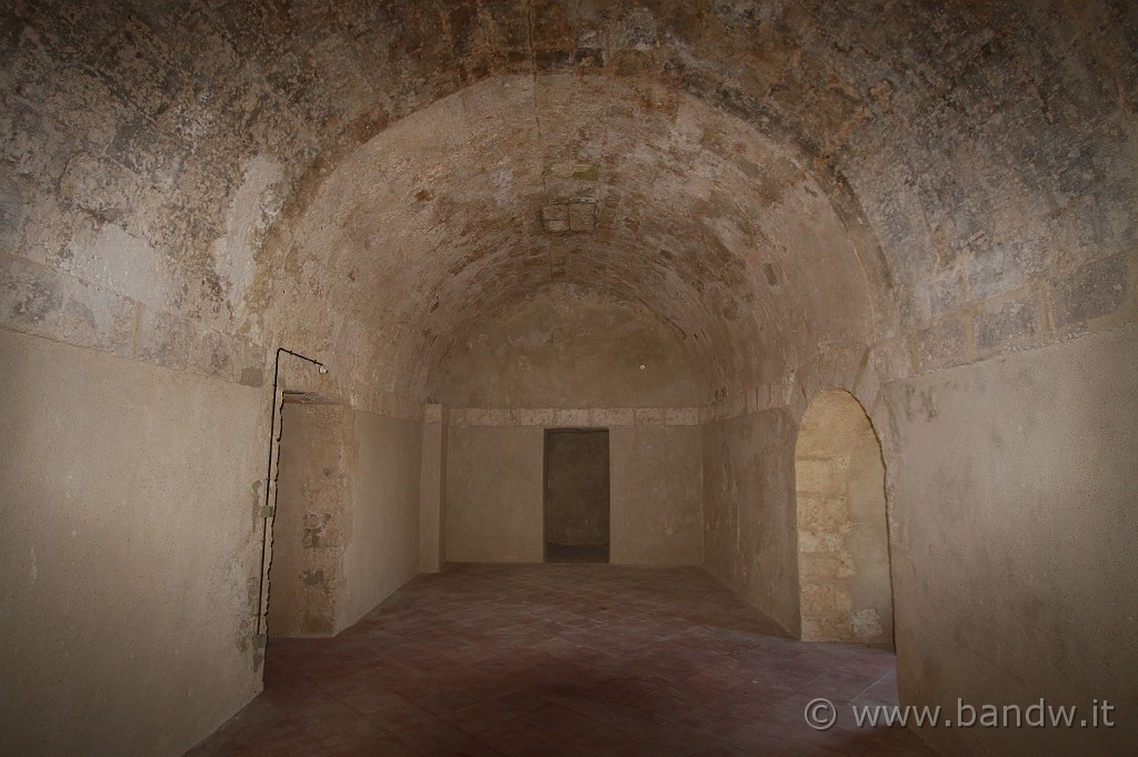 Giro_castelli_terza_parte_056.JPG - ... L'accesso era consentito solamente da mezzogiorno, attraverso un ponte levatoio che si gettava su un fossato, che isolava dalla campagna soltanto la grande torre ...