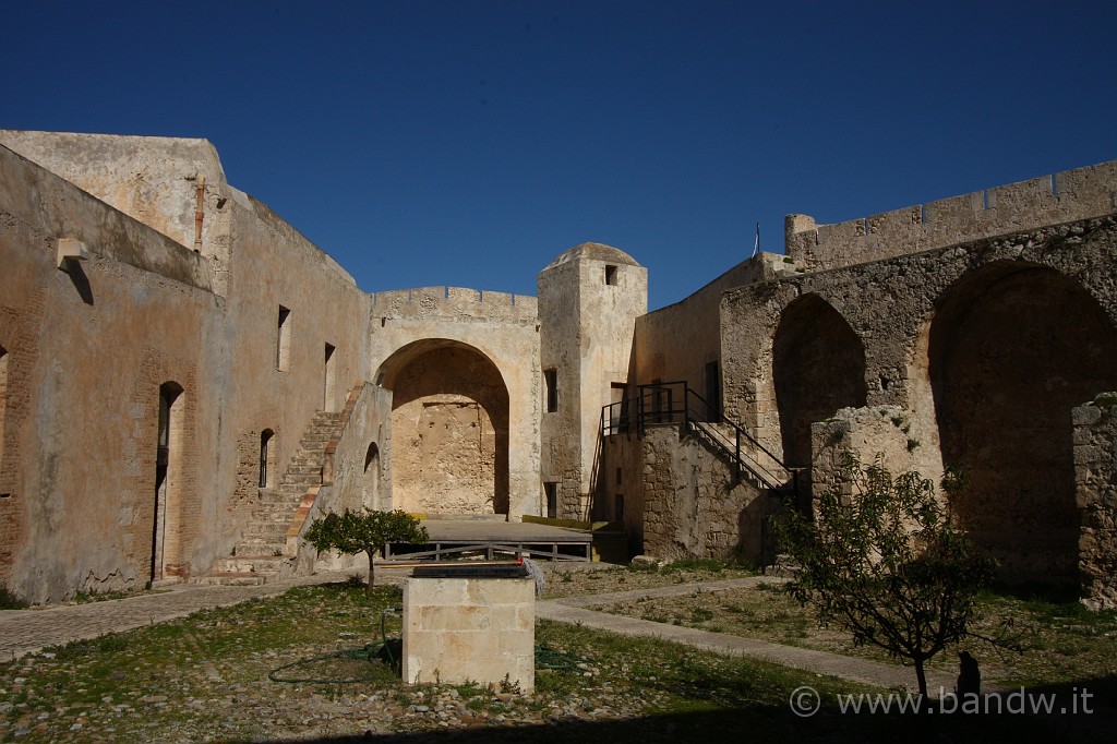 Giro_castelli_terza_parte_072.JPG - ... all'interno gli ambienti, diversi per altezza, riescono ad articolare uno spazio più vario, seppure attorno ad un nucleo centrale planimetricamente rigido ...