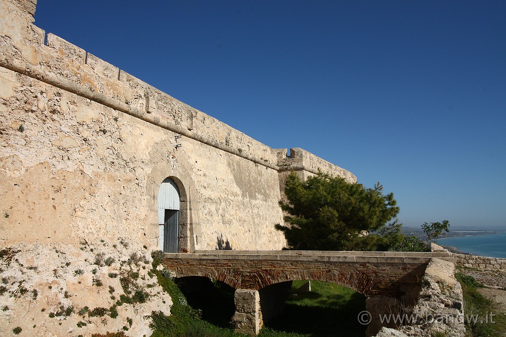 Giro_castelli_terza_parte_083.JPG - ... Fu completato ed inaugurato nel 640 e costituisce un raro esempio di fortezze barocche sorte in Sicilia nel XVII. Secolo. ...