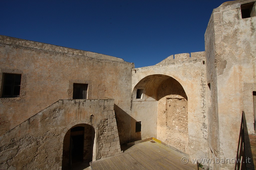 Giro_castelli_terza_parte_090.JPG - ..Le mura molto spesse e cordonate all'esterno, all'altezza dei merli, si uniscono al possente torrione quadrato per metà interamente riempito ...