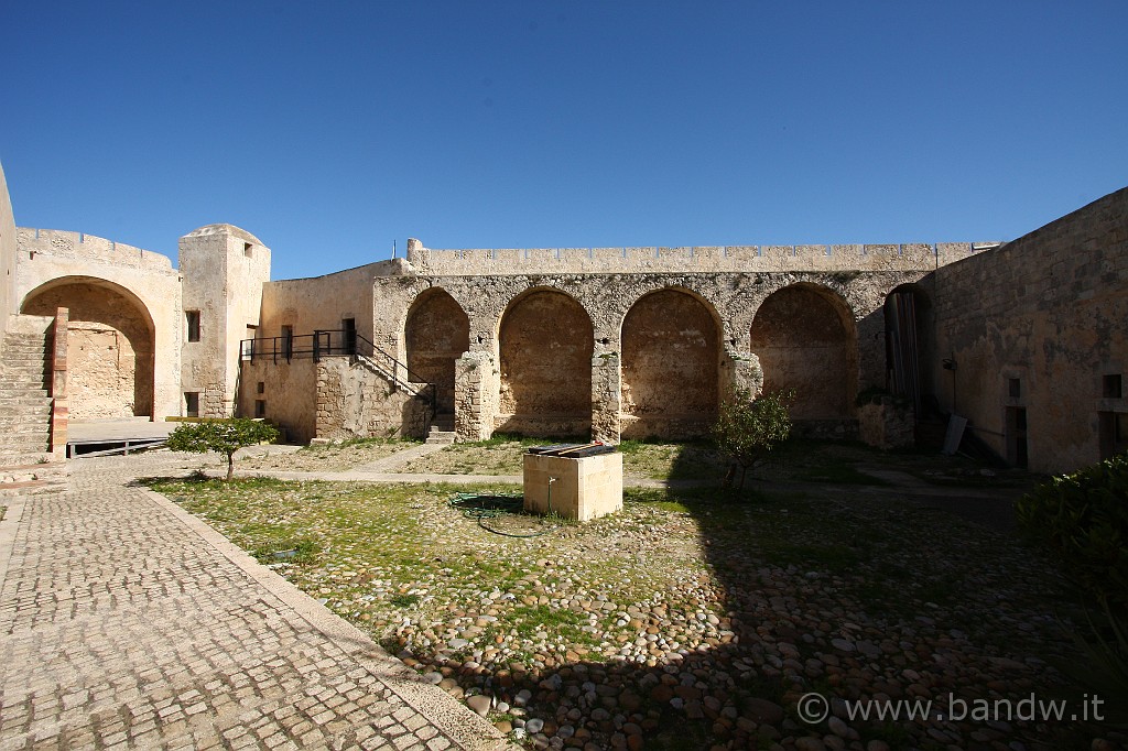 Giro_castelli_terza_parte_093.JPG - ... Ad est, ovest e nord stavano, a cavallo degli spigoli delle cantoniere, su robusti mensoloni, alcune torrette di guardia ...