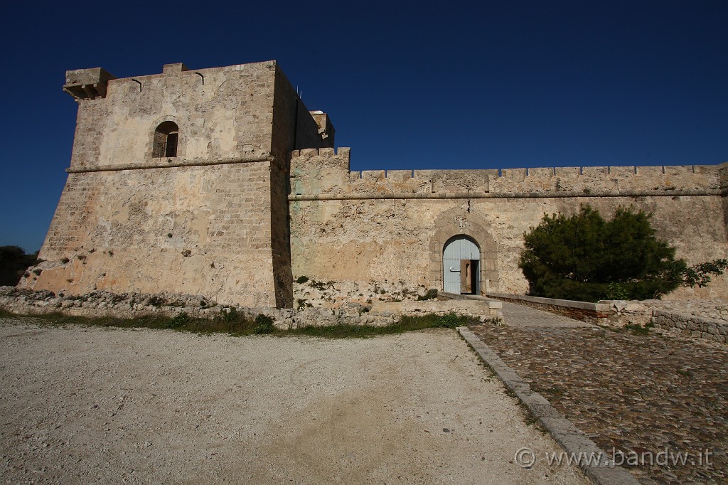 Giro_castelli_terza_parte_094.JPG - Sorge sull'estrema propaggine orientale della montagna di Licata, a 130 metri s.l.m. e domina il porto a meridione, la città e la pianta e settentrione ...