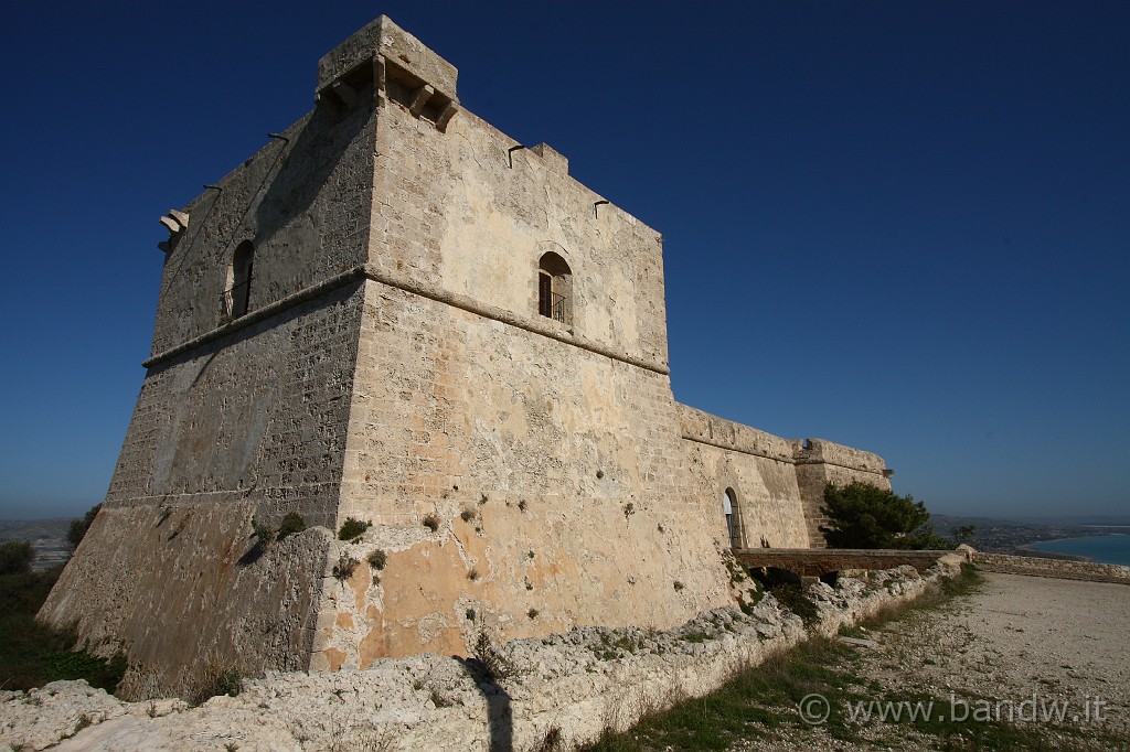 Giro_castelli_terza_parte_095.JPG - ... Tutt'intorno si conservano numerosissime testimonianze archeologiche (necropoli, santuari, silos, strade,tombe monumentali, ambienti d'abitazione, cisterne, etc.) ...