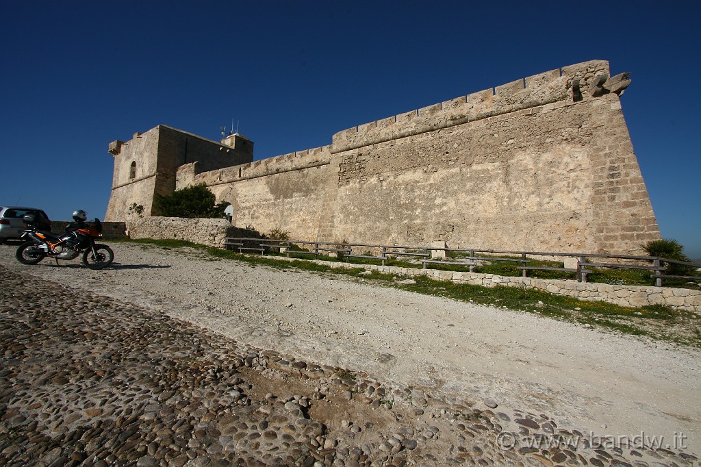 Giro_castelli_terza_parte_099.JPG - ... La costruzione venne iniziata da Hernando Petigno, comandante generale della cavalleria del Regno di Sicilia e Governatore della Piazza militare di Siracusa, ...