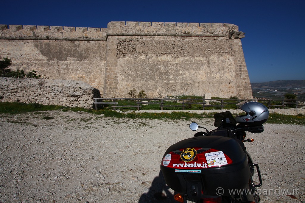 Giro_castelli_terza_parte_100.JPG - ... nel 1615 a fianco di una preesistente torre di avvistamento a base quadrangolare realizzata tra il 1583 ed il 1585 su progetto dell'ingegnere Camillo Camillani ...